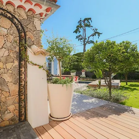 Charming Renovated Provencal In Central Антиб